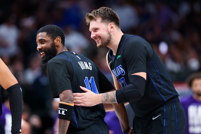 Dù không thể lên ngôi, bộ đôi Kyrie Irving và Luka Doncic đã có một mùa giải đáng nhớ cùng Dallas Mavericks. Ảnh: NBA