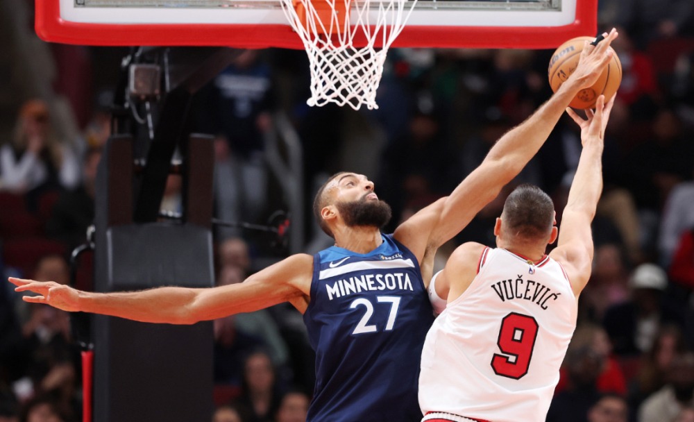 Rudy Gobert trong một nỗ lực block trung phong Nikola Vucevic của Chicago Bulls