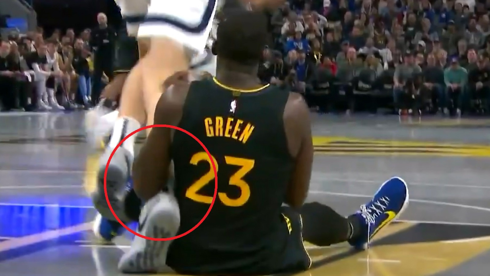 Draymond Green dùng cùi chỏ kẹp chân của Zach Edey khi cầu thủ này đang bắt đầu chạy khiến anh ngã nhào ra sân