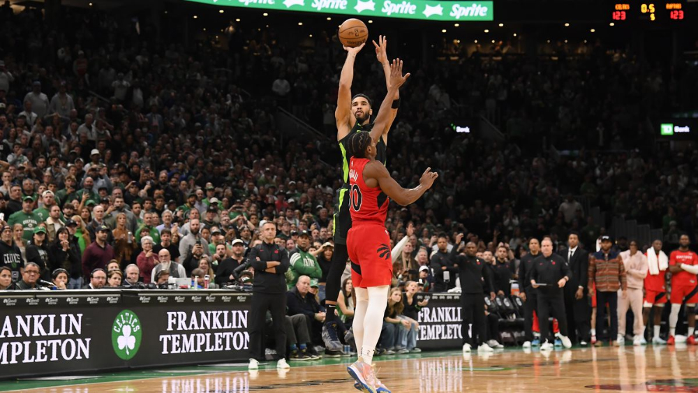 Cú ra tay mang về chiến thắng của Jayson Tatum, cũng là cú game-winner buzzer-beater đầu tiên của NBA mùa giải 2024-25