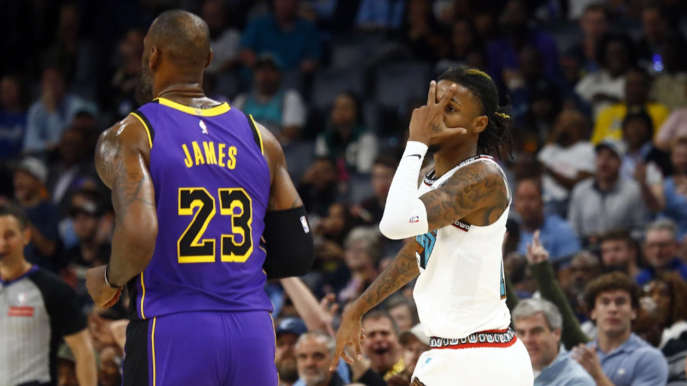 Ja Morant ăn mừng khiêu khích LeBron James sau một quả 3 điểm thành công