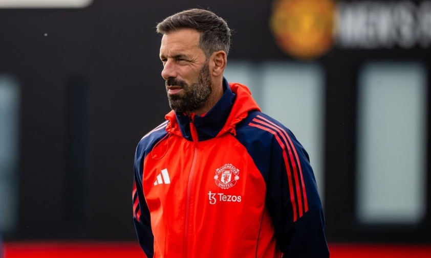 Ruud Van Nistelrooy sẵn sàng ở lại giúp MU (Ảnh: Getty).