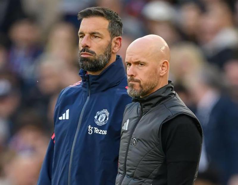 Van Nistelrooy muốn tiếp tục vị trí trợ lý tại Man Utd ít nhất đến hết thời hạn hợp đồng hiện tại. Ảnh: Getty