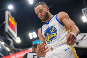 Stephen Curry dính chấn thương ngón tay trong hơn 1 tuần qua