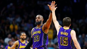 LeBron James có lẽ là người máu lửa duy nhất ở trận đấu này của Lakers