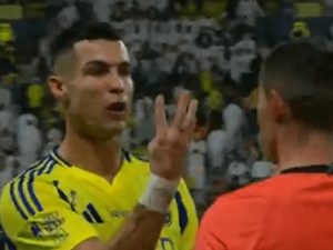 Ronaldo phàn nàn khi Al Nassr nhận 3 thẻ vàng trong hiệp 1.