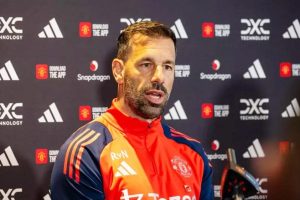 Van Nistelrooy xác nhận hoàn tất hợp đồng hiện tại với Man Utd. Ảnh: Getty